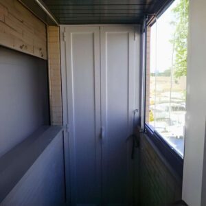 Armario frontal de aluminio entre dos paredes