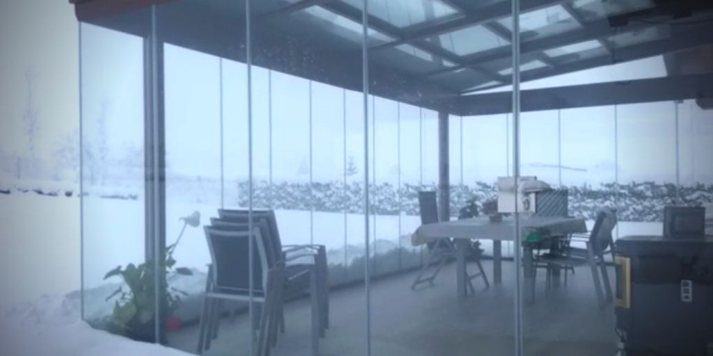 techo móvil de cristal bajo la nieve, con una cortina de cristal Isoconfort