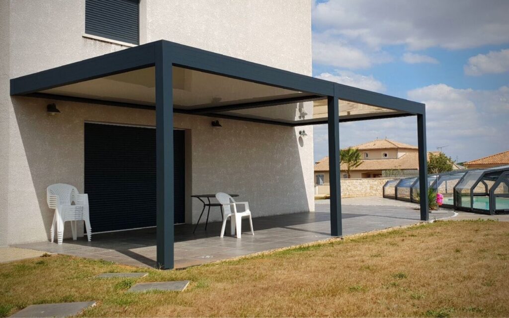 Pérgola fija con techo de paneles sándwich.