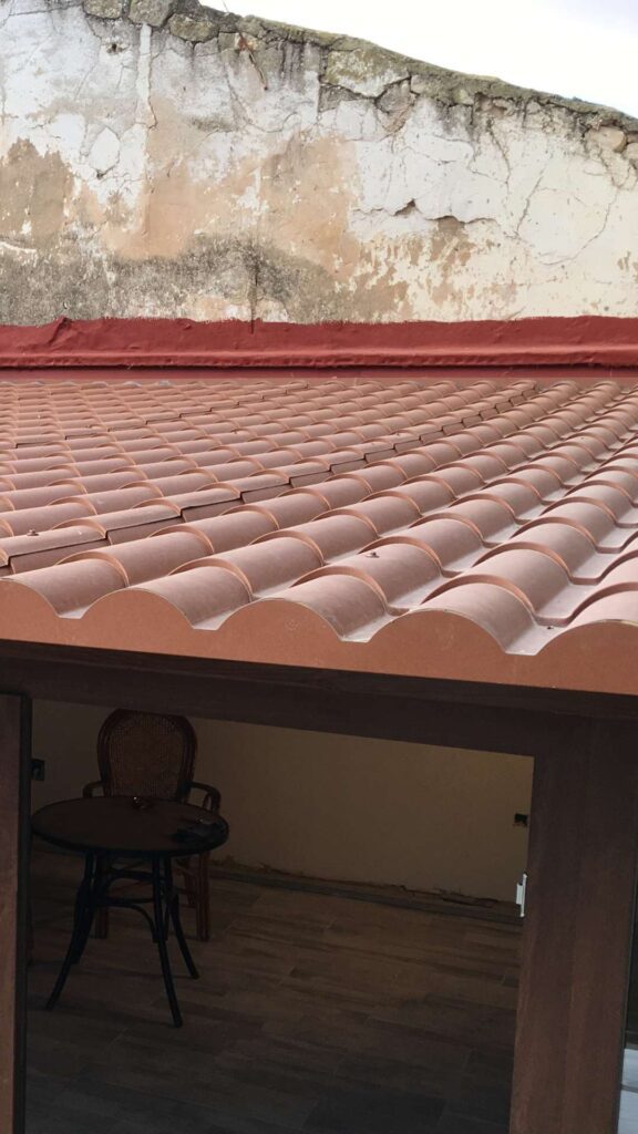 techo cubierta imitación teja, sobre estructura de aluminio y carpintería de pvc