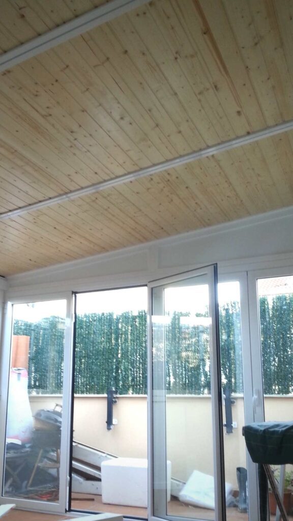 techo mixto, sandwich exterior, lana de vidrio intermedia y friso interior de madera natural