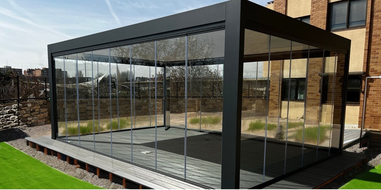 Pérgola bioclimática autoportante con 4 postes