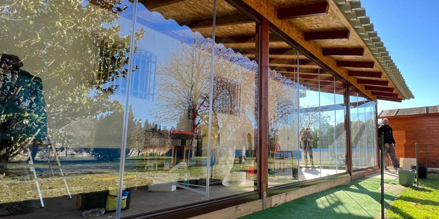 Cortina de cristal corredera para porche y hostelería