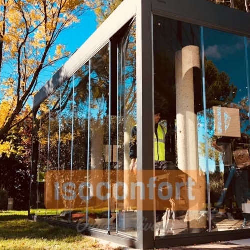 PERGOLA BIOCLIMATICA CON CORTINAS DE CRISTAL PERGOLA BIOCLIMATICA CON CORTINAS DE CRISTAL