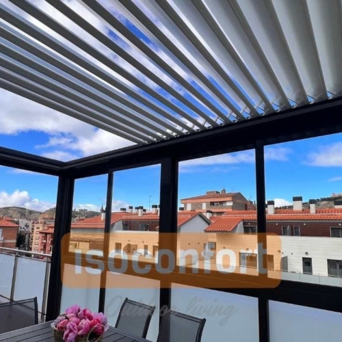 PERGOLA BIOCLIMATICA RETRACTIL CON CARPINTERIA PERGOLA BIOCLIMATICA RETRACTIL CON CARPINTERIA