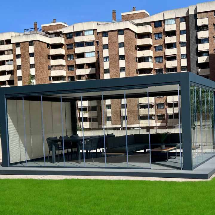 Pérgola bioclimática retráctil con cerramiento.