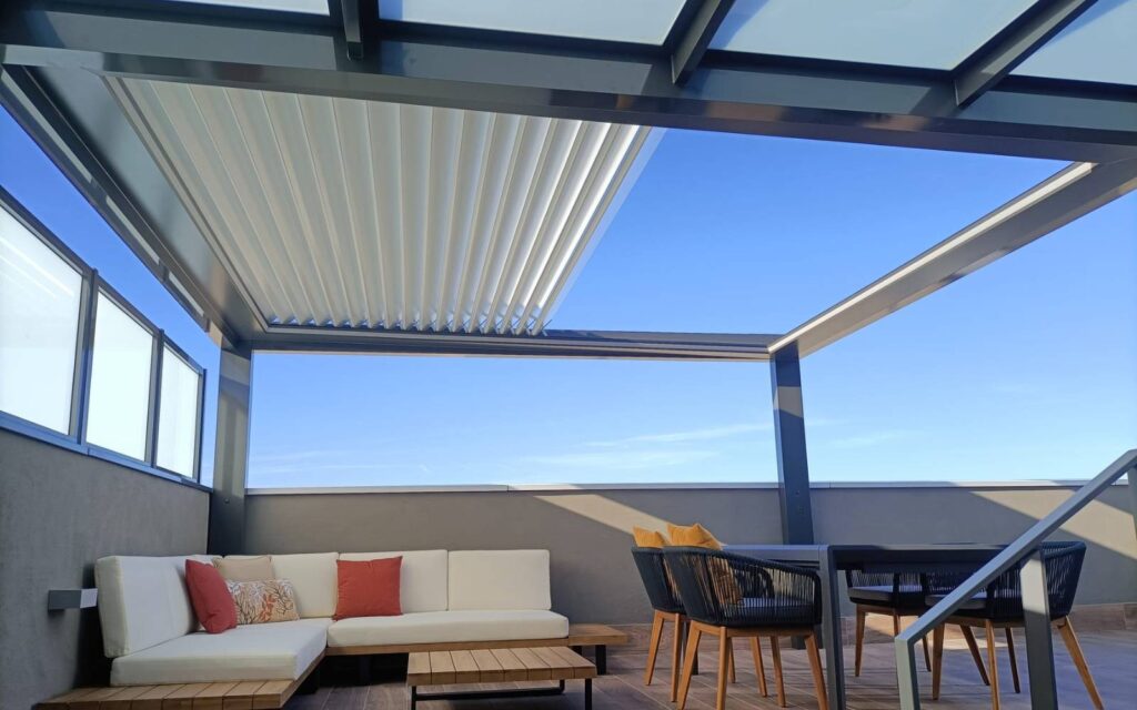 Pérgola bioclimática retráctil en terraza