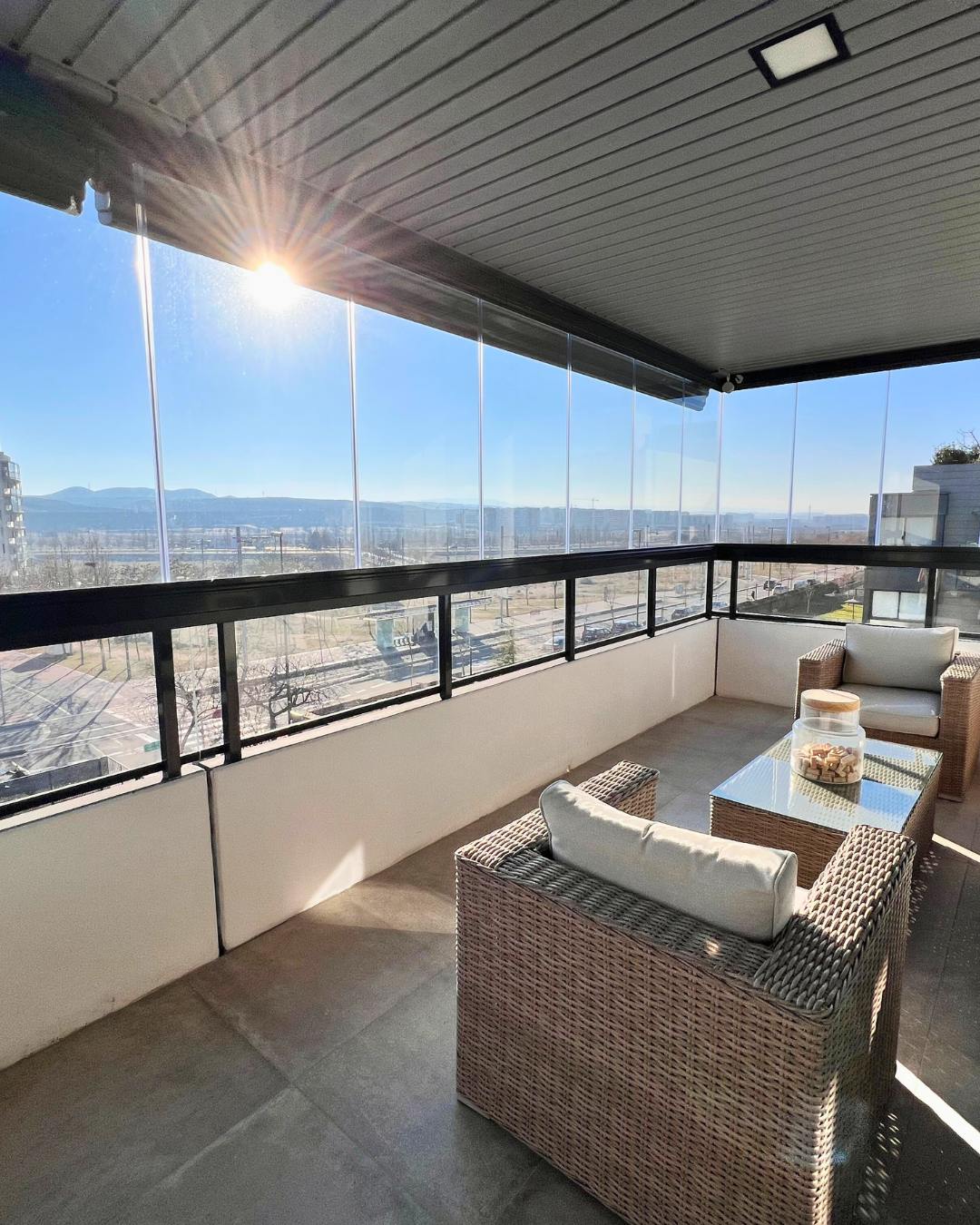 Cortina de cristal con apertura total en terraza – Isoconfort Zaragoza