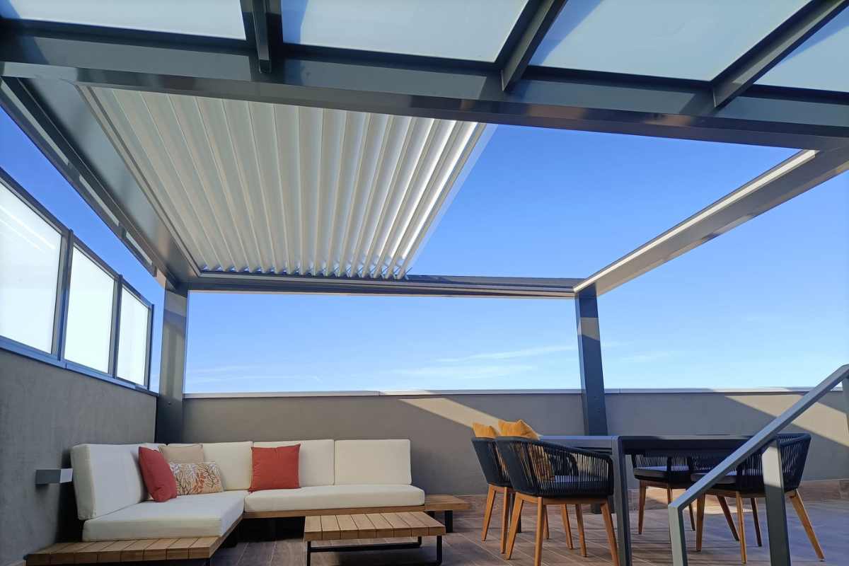 Pérgola mixta techo y lamas orientables – Isoconfort Zaragoza