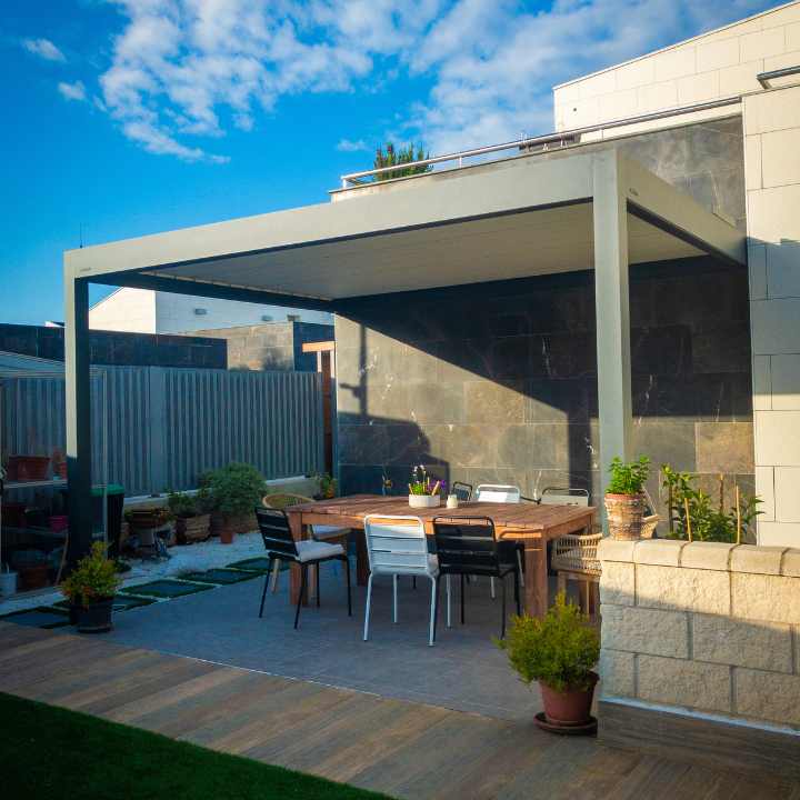 Pérgola bioclimática adosada a pared