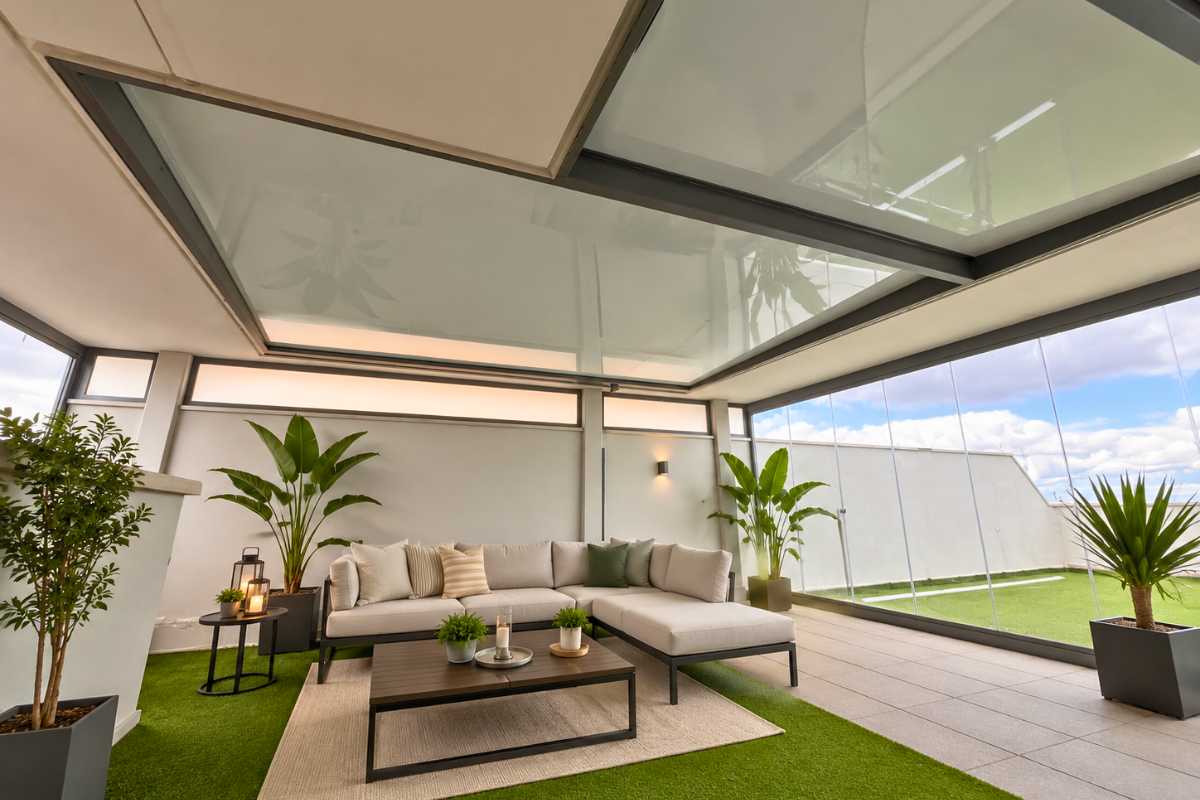 Pérgola fija de panel en jardín – Isoconfort Zaragoza