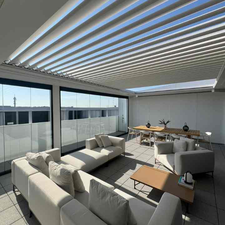 Pérgola integrada en hueco de obra existente
