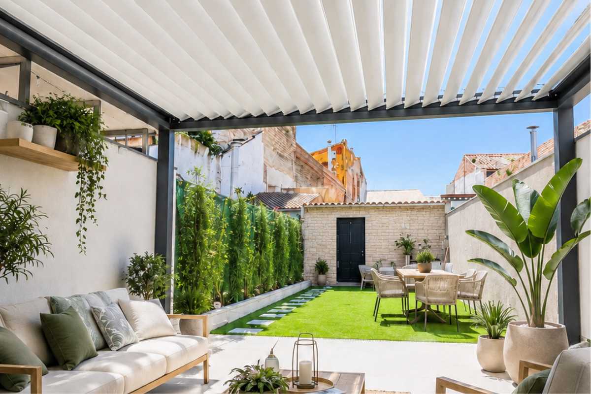 Pérgola de lamas orientables en terraza exterior – Isoconfort