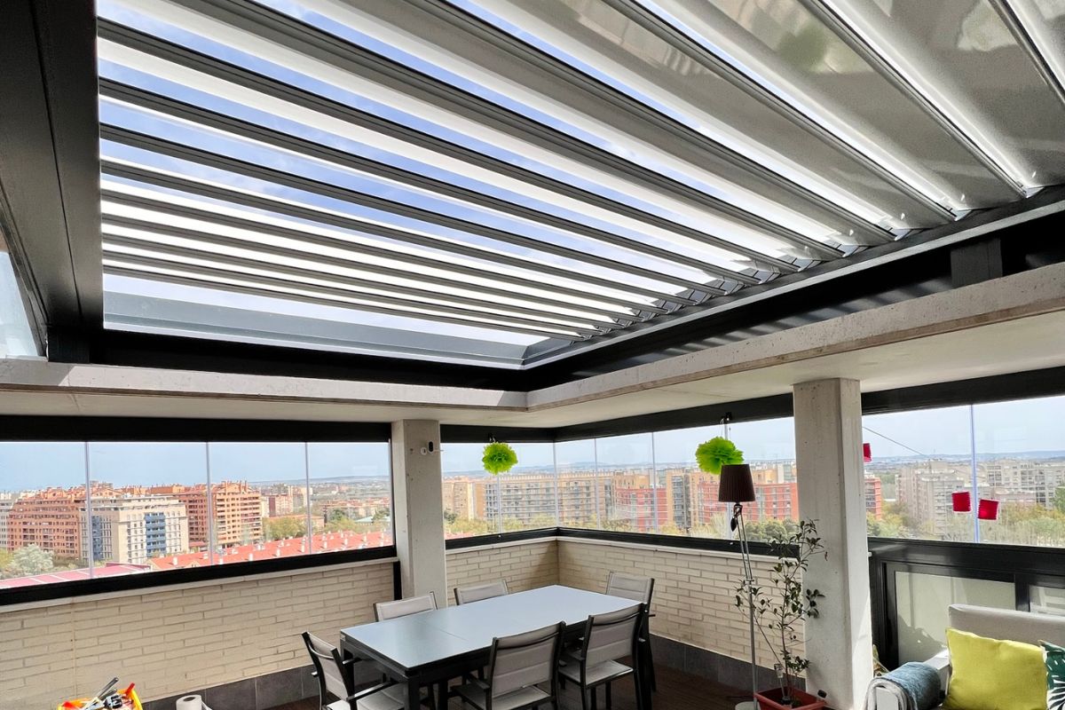 Pérgola con lamas retráctiles en jardín – Isoconfort Zaragoza