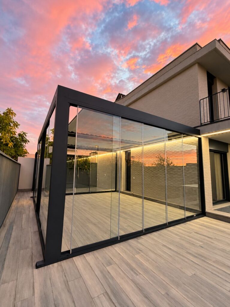 Pérgola cerrada con puertas correderas de cristal e iluminación LED, instalada por Isoconfort en Zaragoza