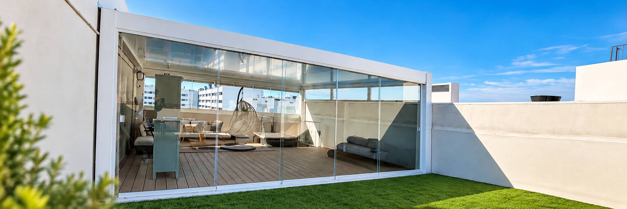 Ático en Zaragoza cerrado con puertas correderas de cristal sin perfiles, instalación de Isoconfort